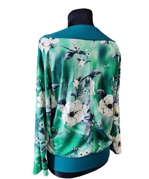 Zielona bluzka kimono z marszczonym dekoltem - wzór w kwiaty